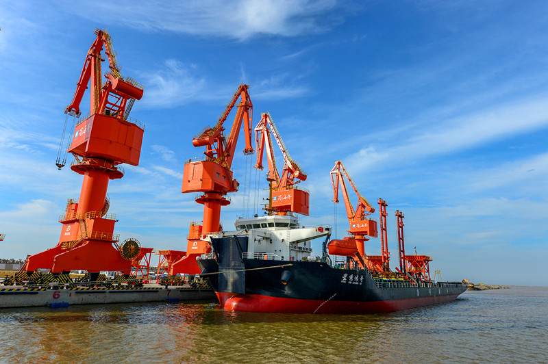 滨海港繁忙的干散货码头