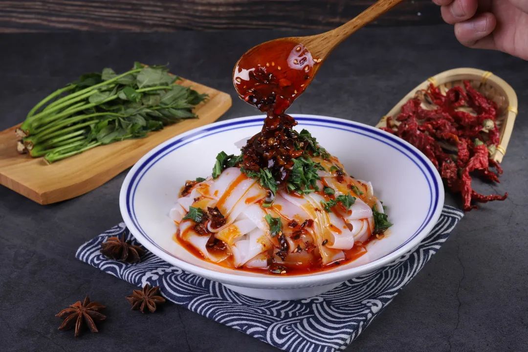 shaanxitraditional food干线椒配上香辛料及菜籽油,制成的凉皮专用