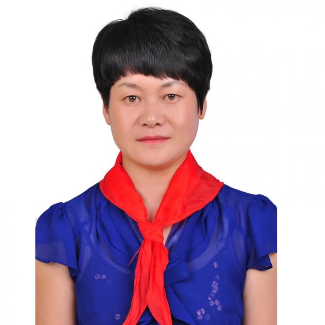 姚瑜洁浦东教育发展研究院教研员少先队校外辅导员儿时的她,是一名