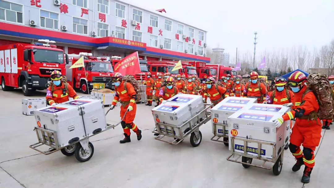 迅速集结1支100人重型地震搜救队,33台消防车辆,携带72小时自我保障