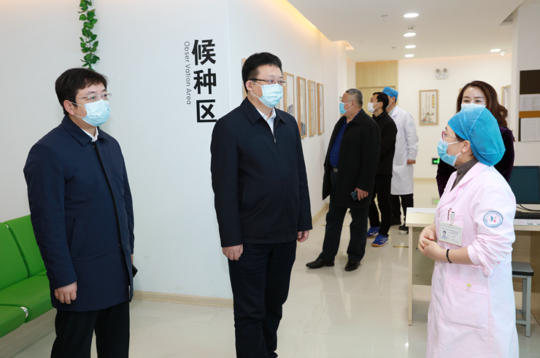 3月4日上午,市南区委副书记,区长高健带队走访市南区妇婴医院,南京路