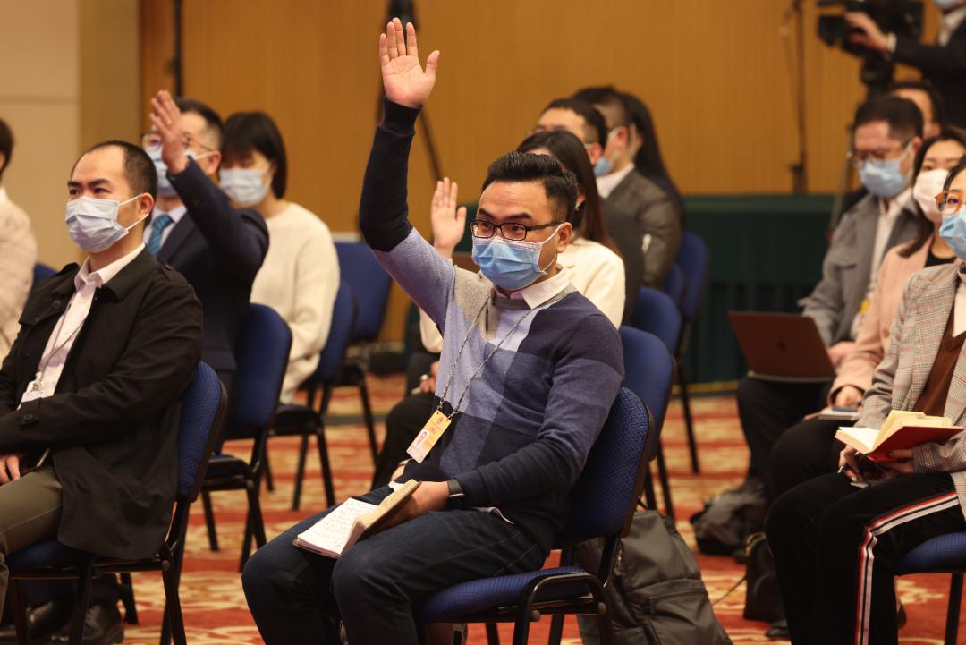 苏伯民代表回答光明日报全媒体记者提问