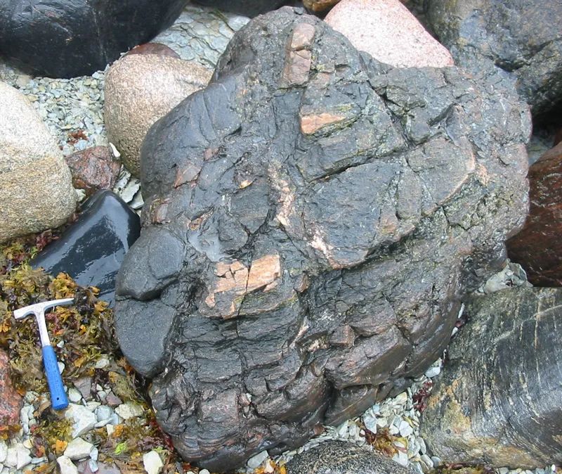 月球上的岩石是什么样的