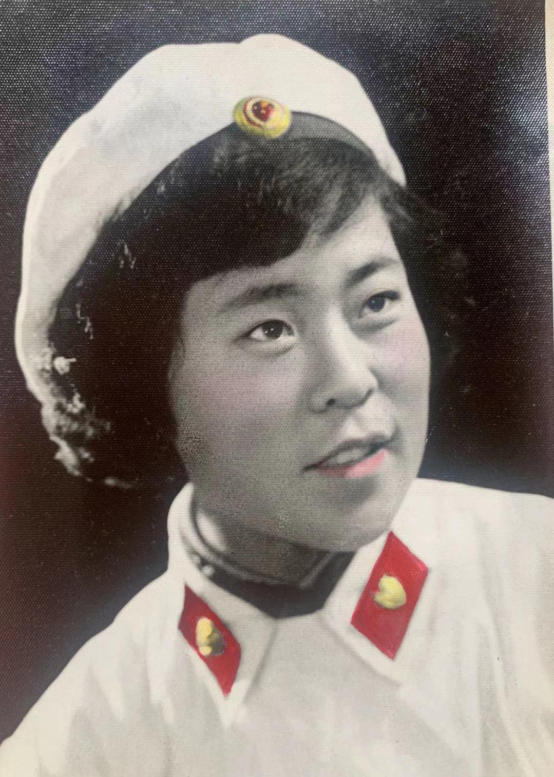 我家80岁的李焕英新中国成立以来徐州市第一批女交通警察