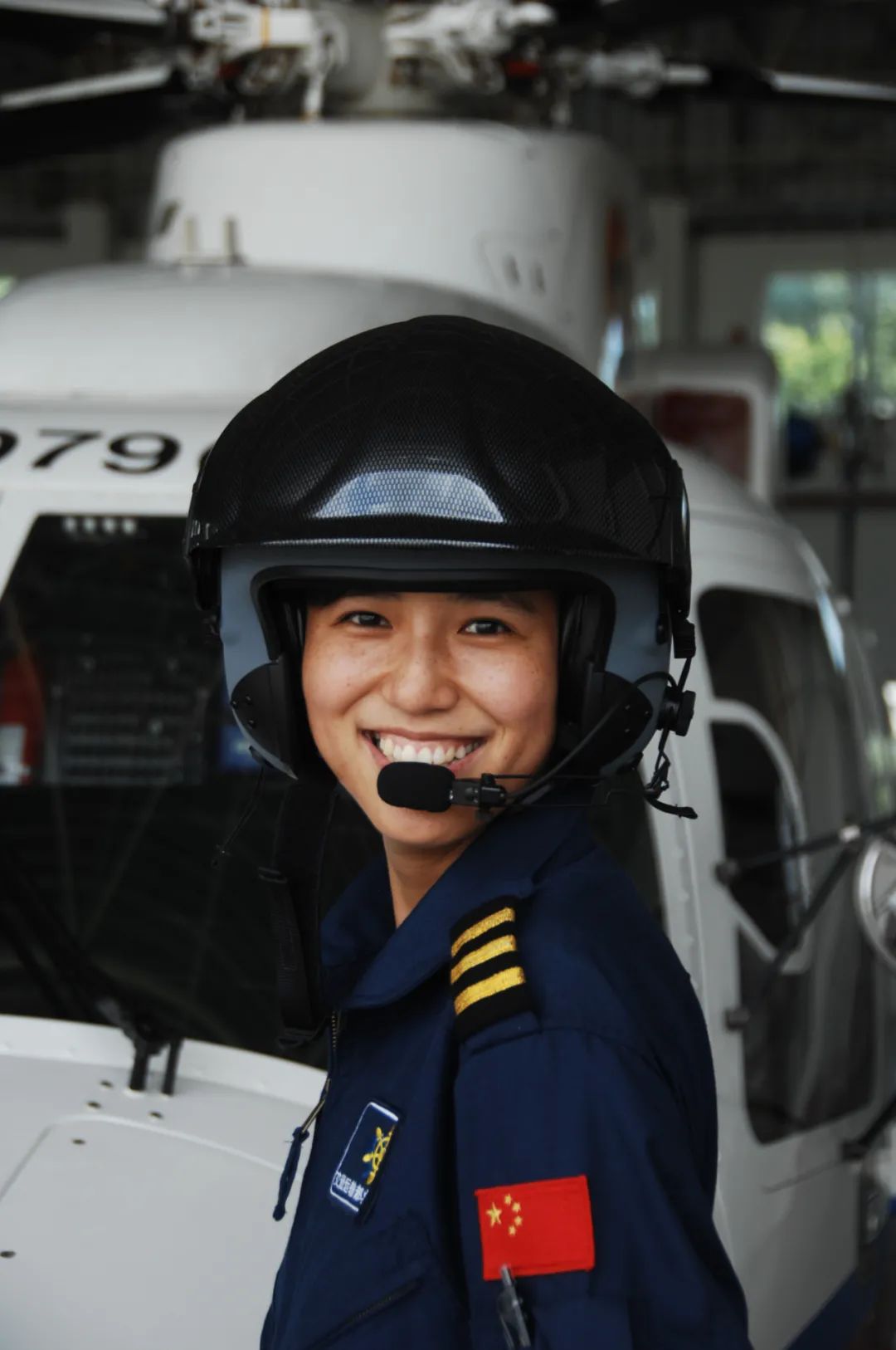 宋寅,东海第一救助飞行队女搜救机长,执行282起任务,救助220人.