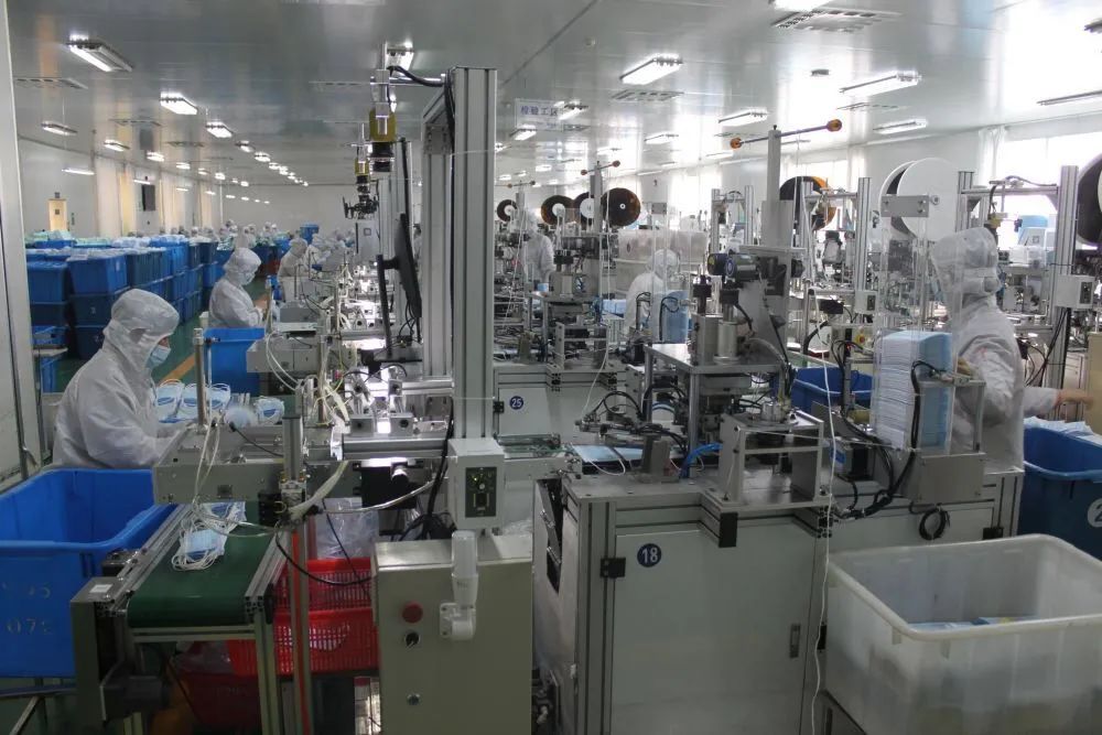 2020年1月23日,工人们在山东日照三奇医疗卫生用品有限公司生产口罩