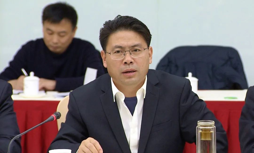 到中央和省,市,县委的决策部署上来,统一到李桂强书记的讲话要求上来