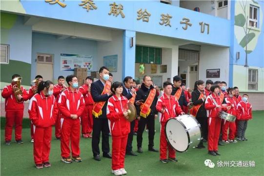 近日,徐州市公交出租雷锋车队的志愿们来到建国西路彭城培智学校,将30