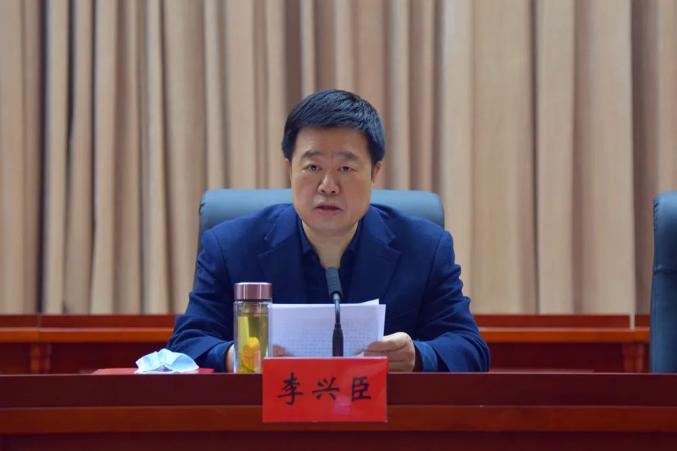 市人大常委会副主任李兴臣宣读志愿服务工作先进典型的表彰决定副市长