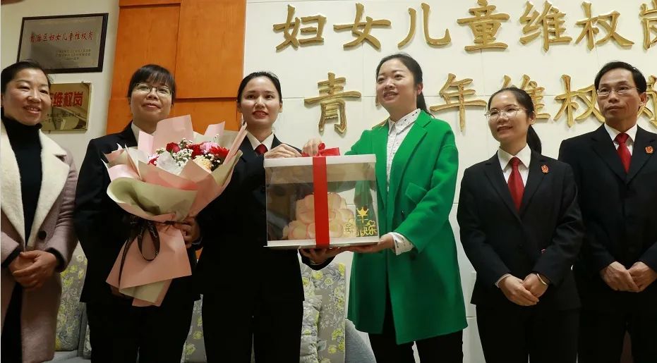 38女神节特刊鹿寨县组织部部长钟宏珊到县法院开展三八节慰问活动