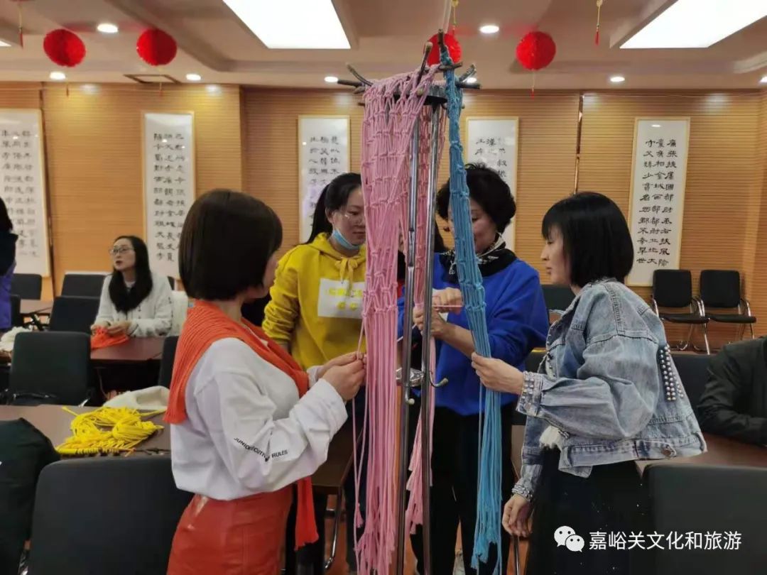嘉峪关市文旅局举办庆三八国际妇女节巧巧手手工编织课堂活动