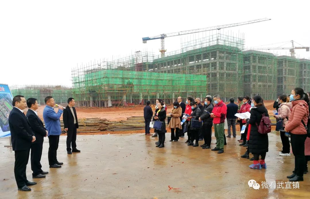 代表們到仙湖雨洪公園,武宣縣豐華實驗高級中學視察.