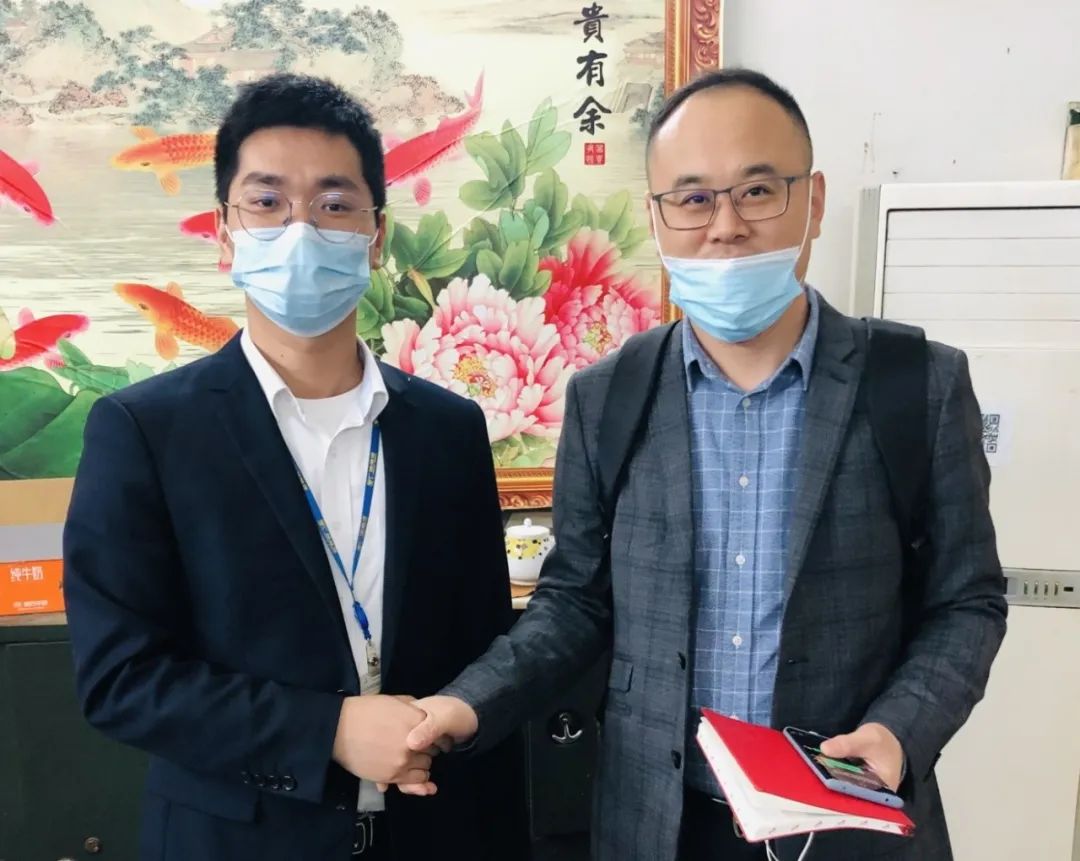 公交集团广骏公司的胡振明师傅送还乘客遗落在车上的重要笔记.