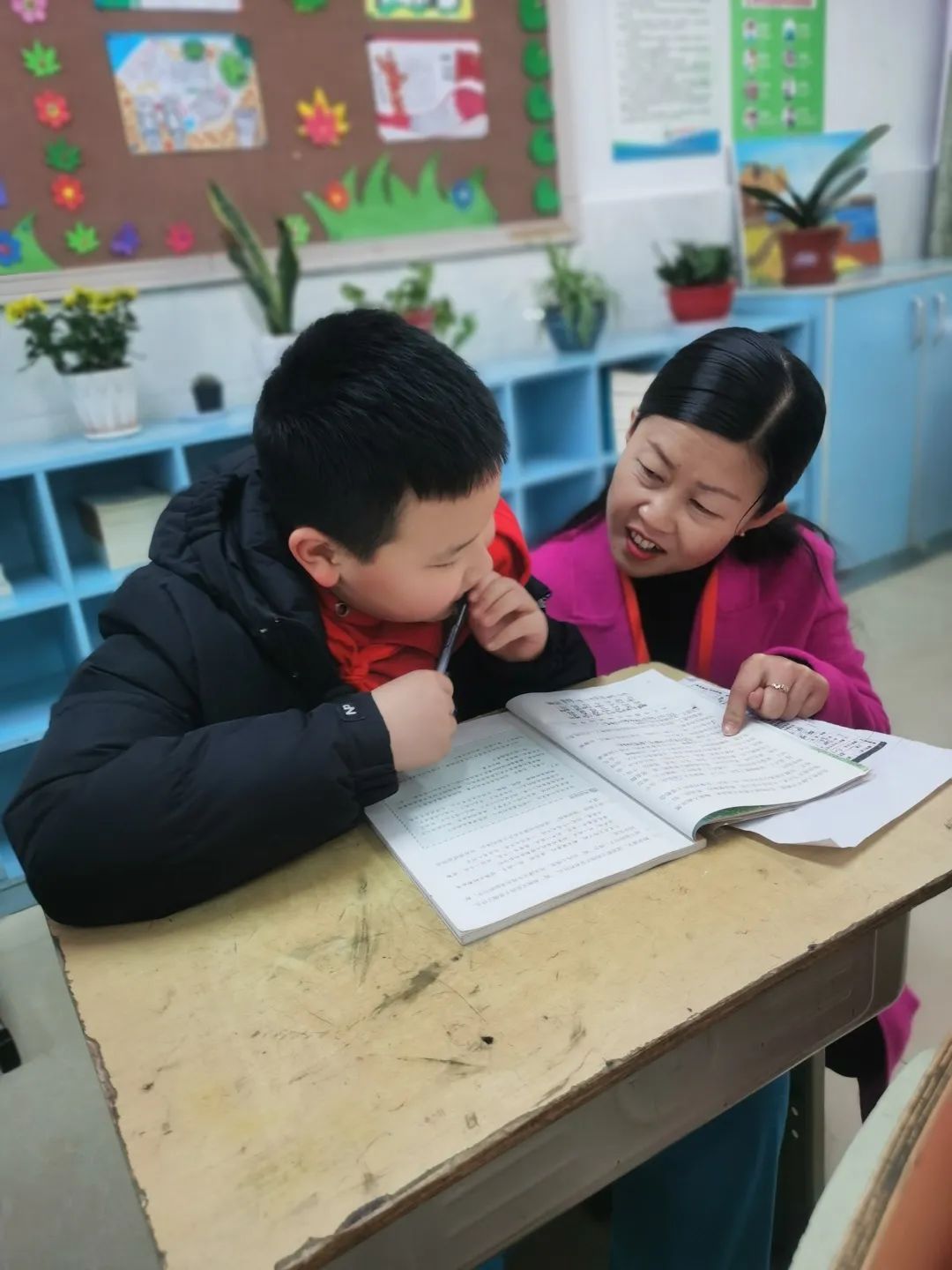 蹲下身来,倾听孩子的声音—惜福镇街道中心小学 拍摄者:赵松松