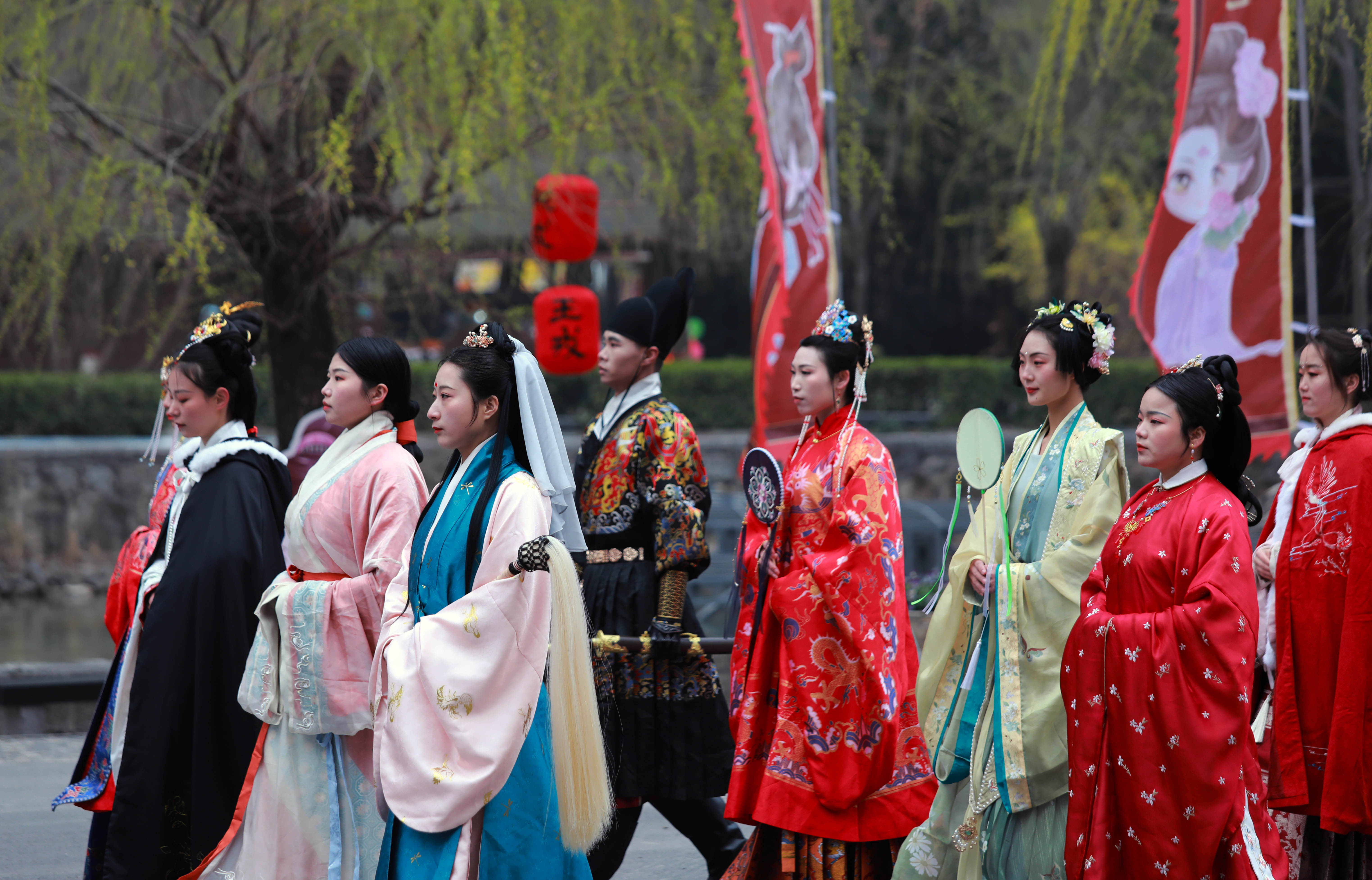 春染河南雲臺山百人漢服巡遊展國風