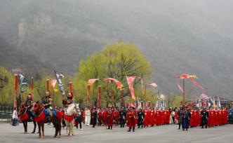 春染河南云臺(tái)山，百人漢服巡游展國風(fēng)