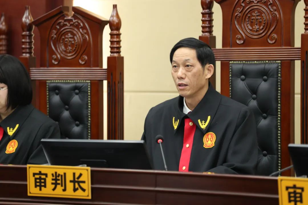 张家界中院公开开庭审理一起苍蝇式贪污案