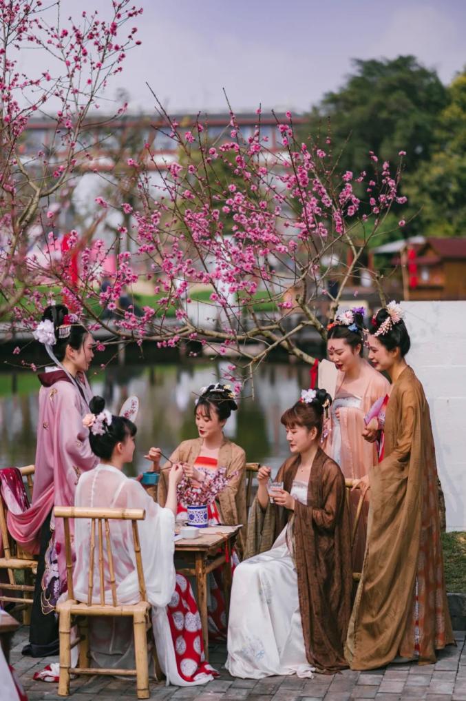 穿越千年看古人是如何赏花踏青的