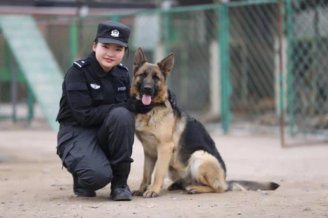 女警犬训导员图片