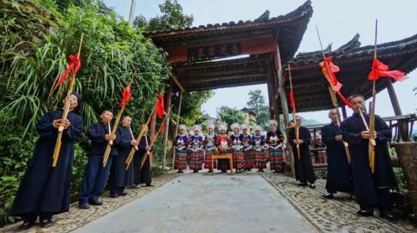 每逢客人進寨,好客的苗家人便會在寨門設下攔門酒迎接,村民們吹著蘆笙