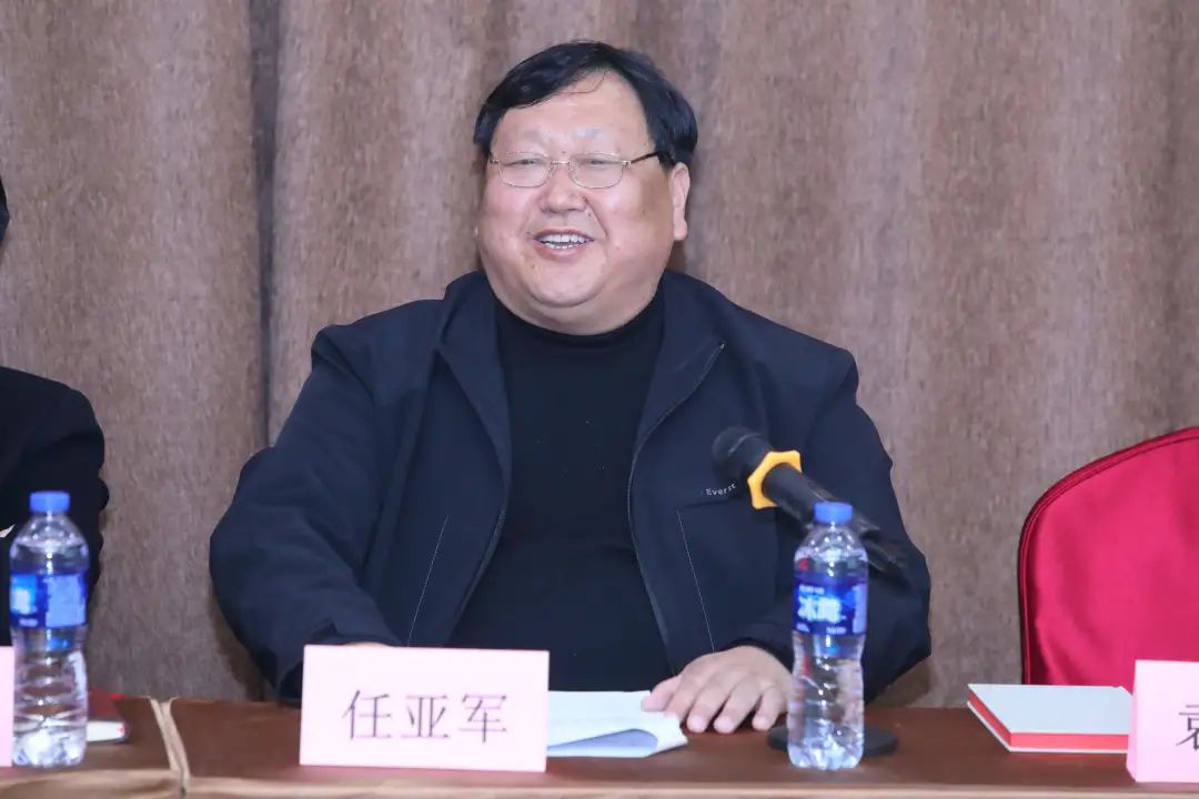 他说,受商丘市委常委,组织部罗军部长委派前来参加博士团成立大会及