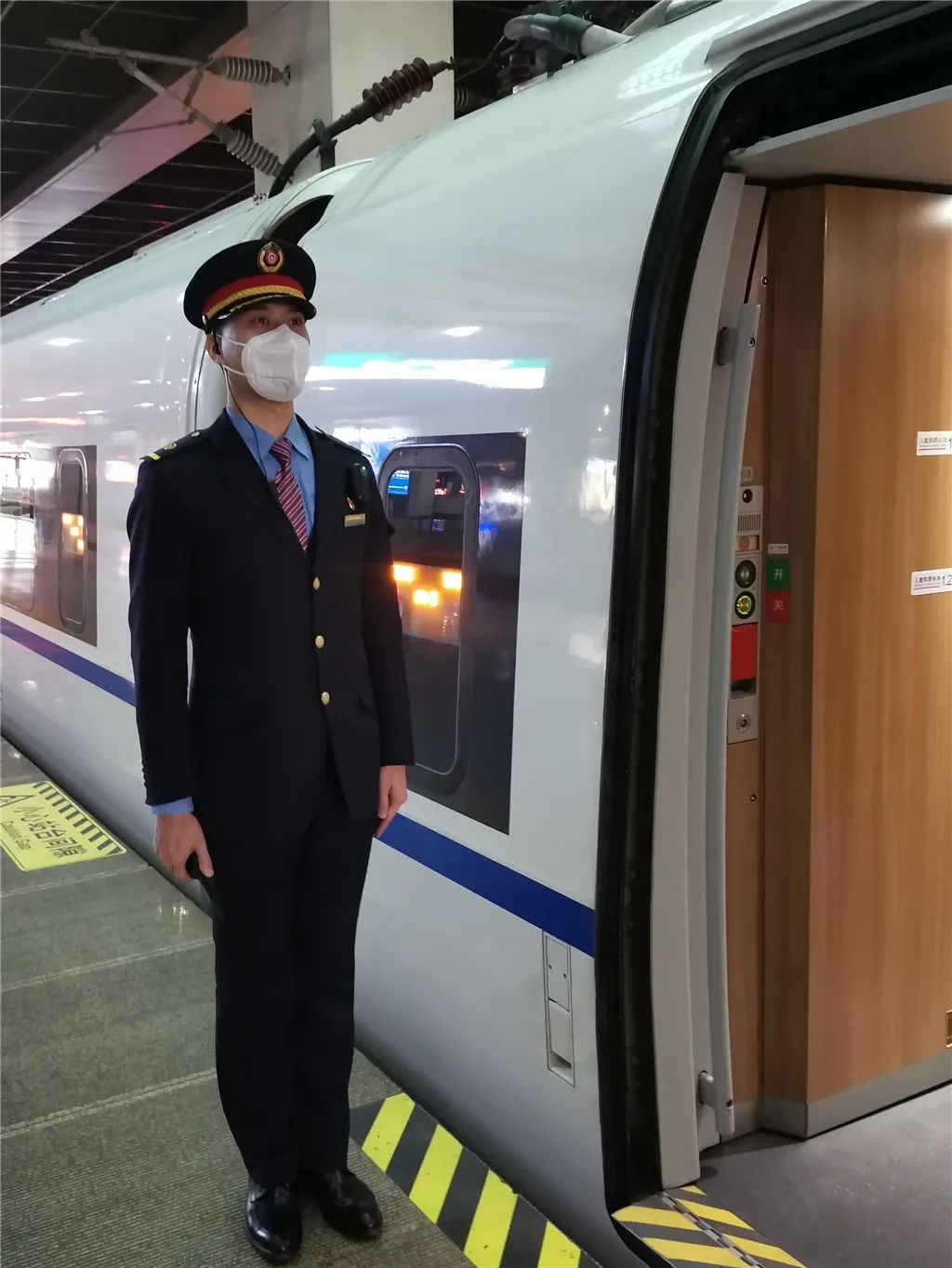 双胞胎列车长的妻子居然都是