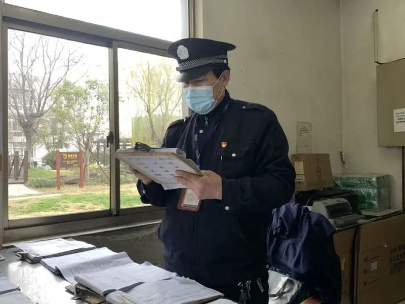 17年如一日守护厂区大门宝山这位保安大叔践行钉子精神