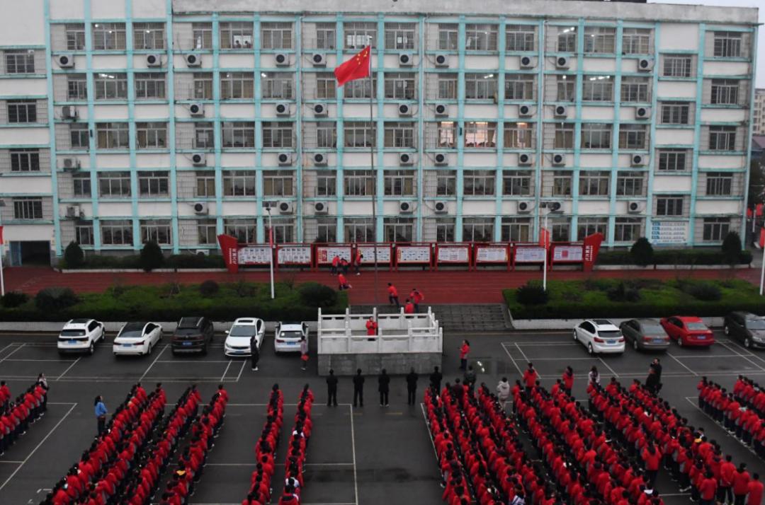 3月1日,进贤县第一初级中学新学期首次升旗仪式暨三旗舞动61共育
