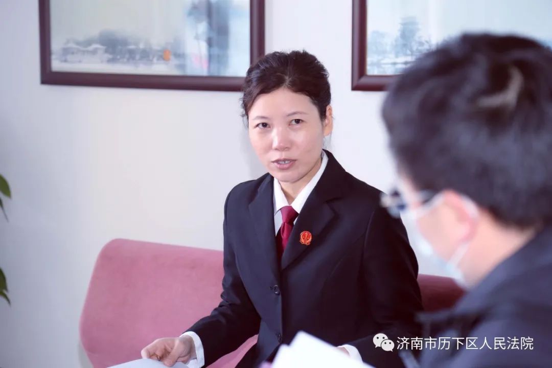 亲民型法官闫秋芹阮斌,1996年8月进入济南市历下区人民法院工作,现任