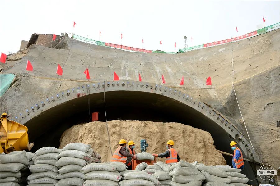 為中電建建築集團,各作業班組緊張而有序地開展工作,隧道洞口測量複核