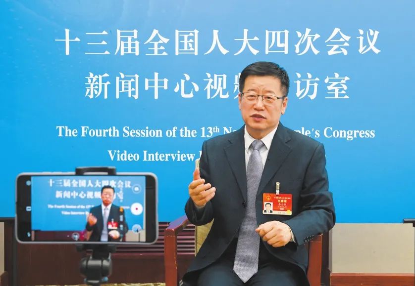 李志强代表在视频采访室通过云连线接受采访.