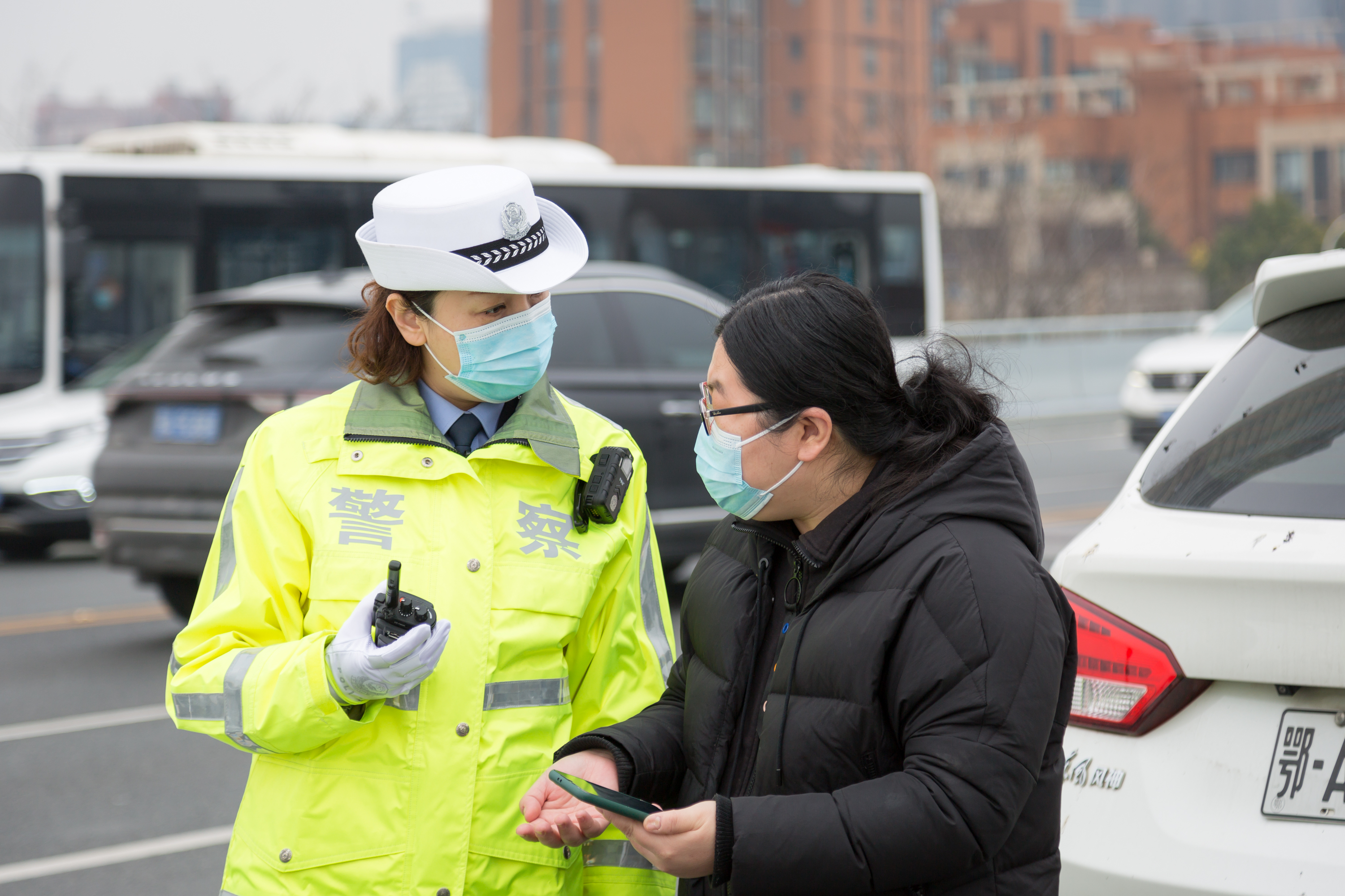 巾帼特警变身马路天使  三朵武汉警花别样红