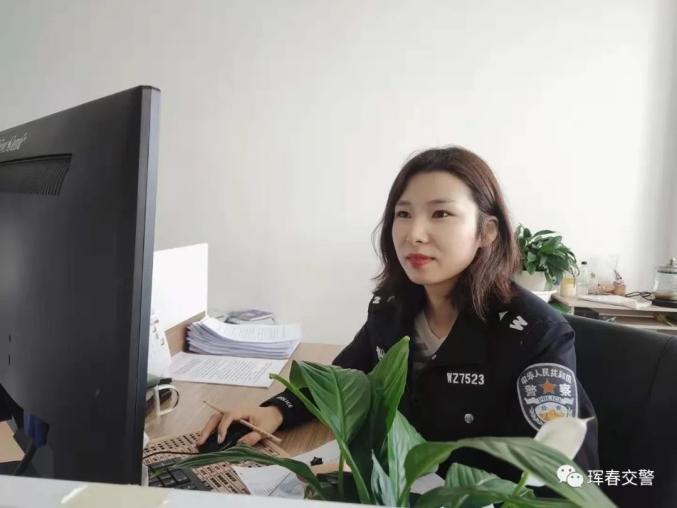 致敬了不起的她最美不过履职尽责的警花