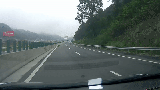 就是当你路过三个服务区时就要进一个,根据高速公路服务区的设计距离