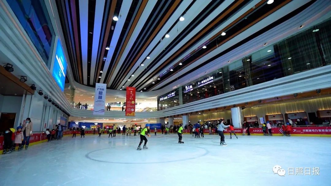 日照冰纷万象滑冰场是一家具备奥林匹克水准的真冰场,场内可举办花样