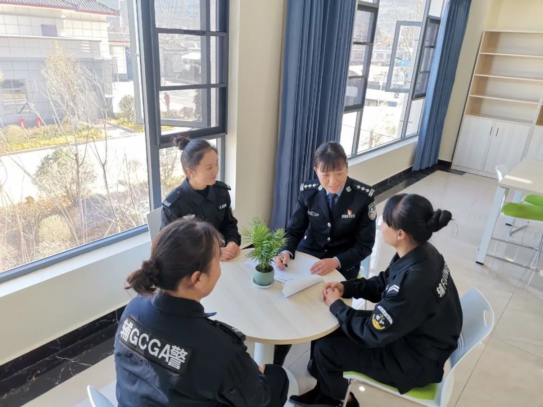 致敬了不起的她丨新警察故事 丽江慢时光背后的制服女神们 致敬了不起的她丨新警察故事 丽江慢时光背后的制服女神们
