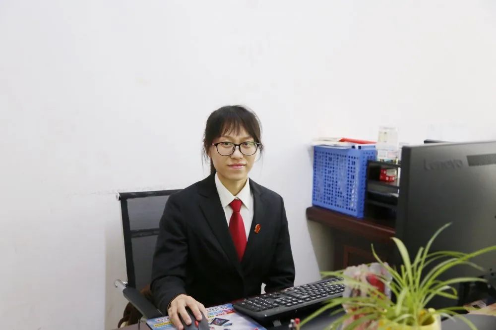 审判管理办公室书记员林丽做人要做一棵树,不仅可以为人遮风挡雨,还能