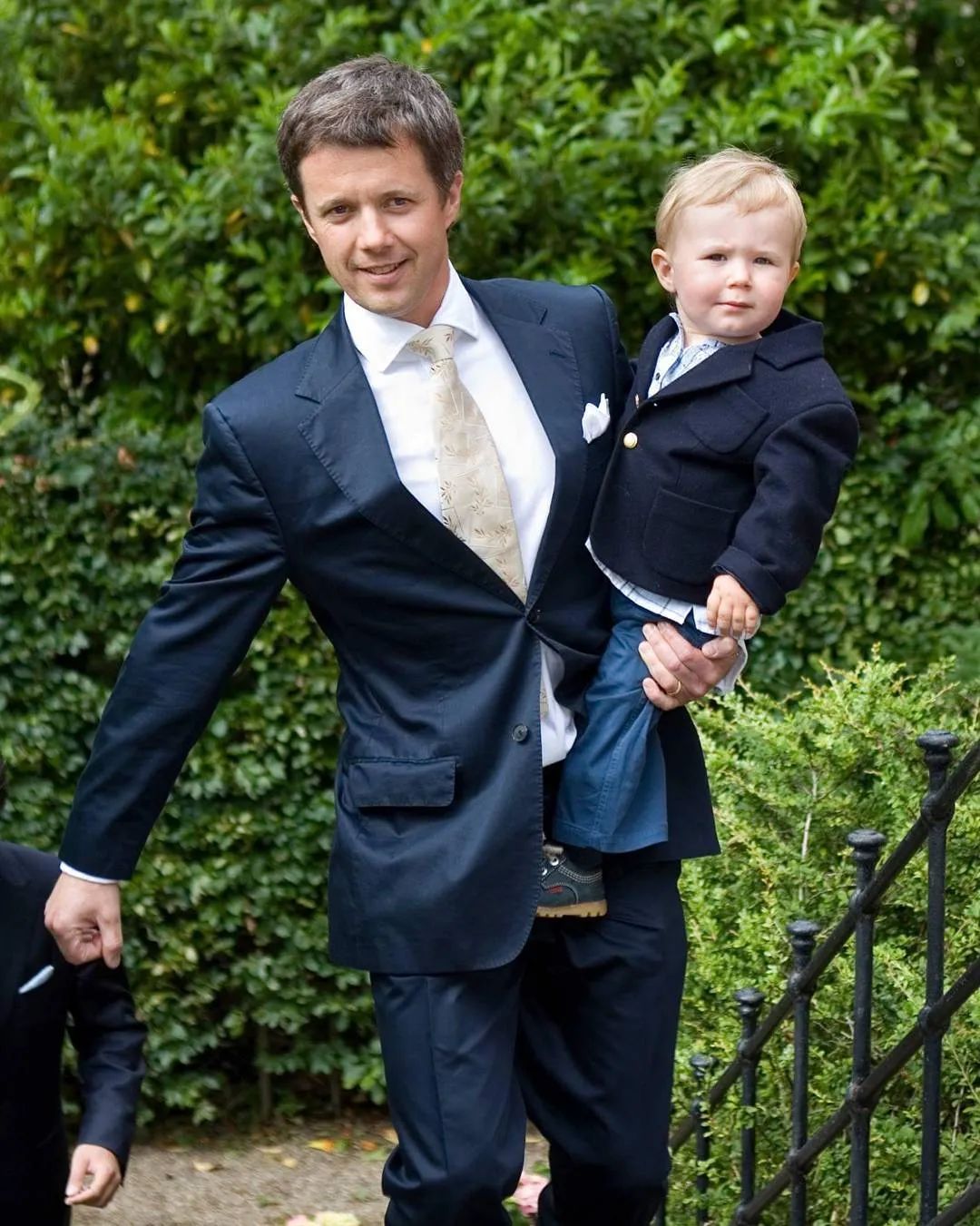 丹麦弗雷德里克王储(crown prince frederik)的带娃照,感受下~photo