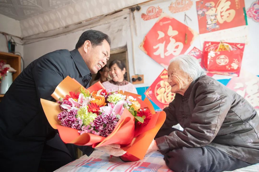 市领导刘奎忠,姜翠萍,李国徽分别来到乳娘王葵敏,张秀芬,孙书英家中