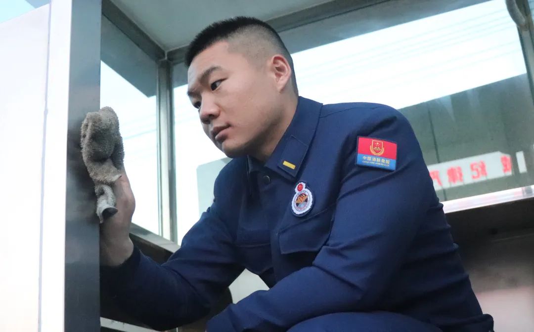 女神节快乐预备消防士尤国功说道:首先祝妈妈节日快乐!