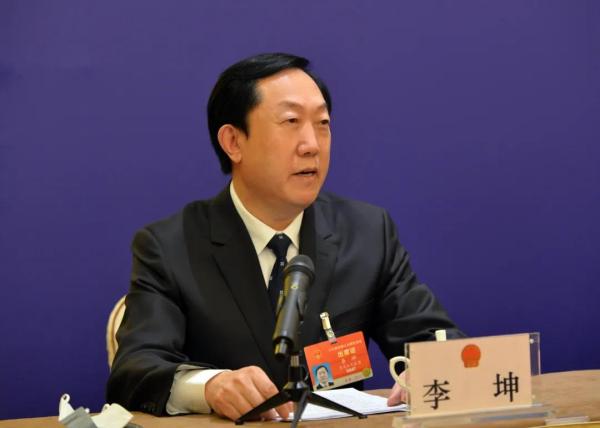 全国人大代表,黑龙江代表团新闻发言人李坤