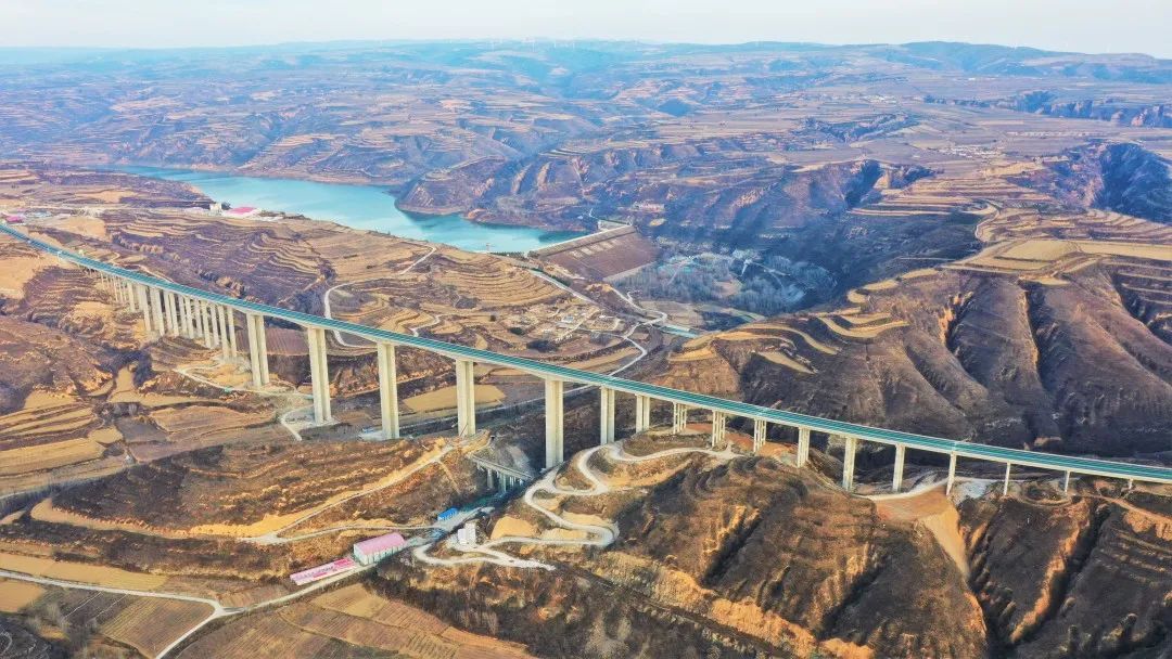 强化周边"的思路,推进"米"字型高速铁路网建设,加快包海大通道在陕