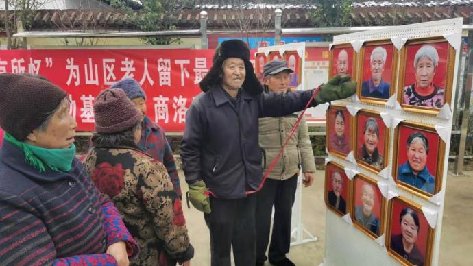 爱心女孩杨鑫给活人拍遗像，一拍就拍了1500位老人