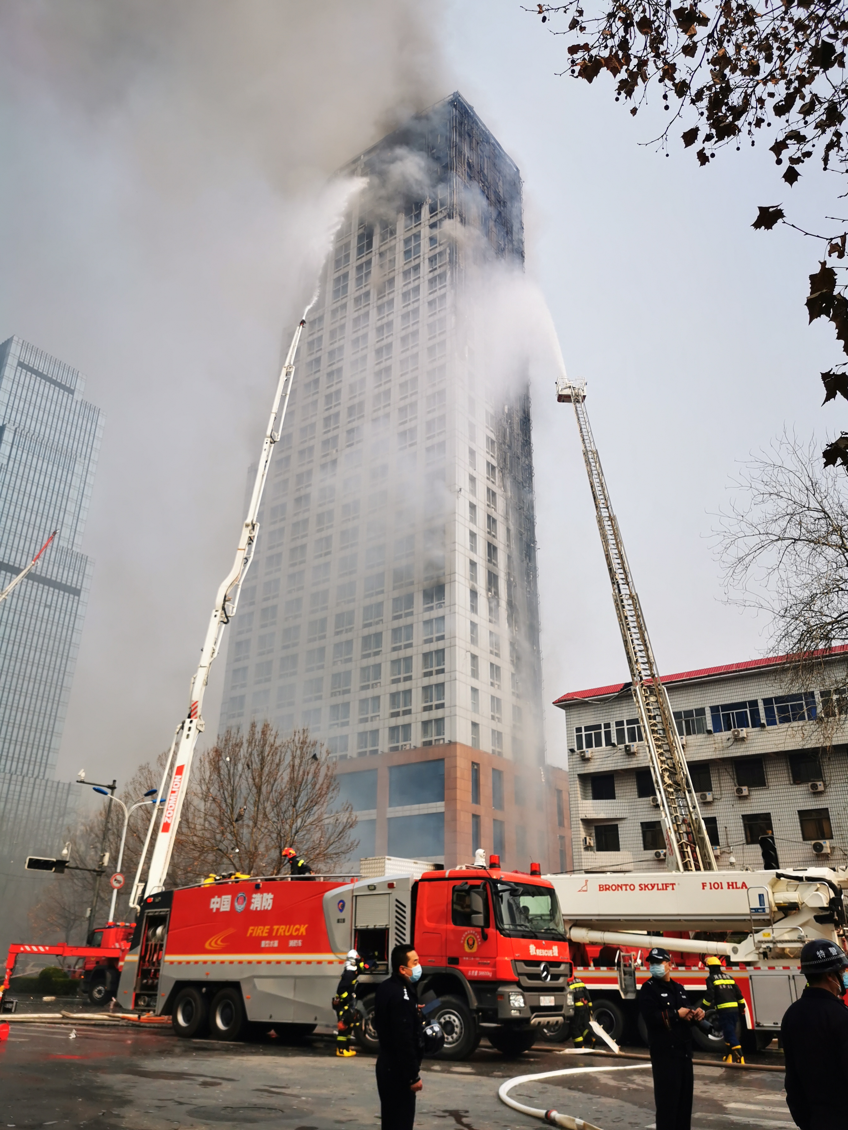 长安区快速行动组织得力消防力量迅速控制众鑫大厦火情