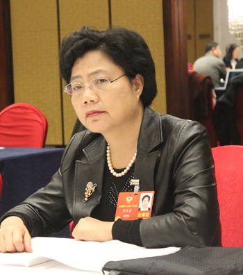 跟着代表委员议国是建议主流媒体适当减少娱乐栏目比重