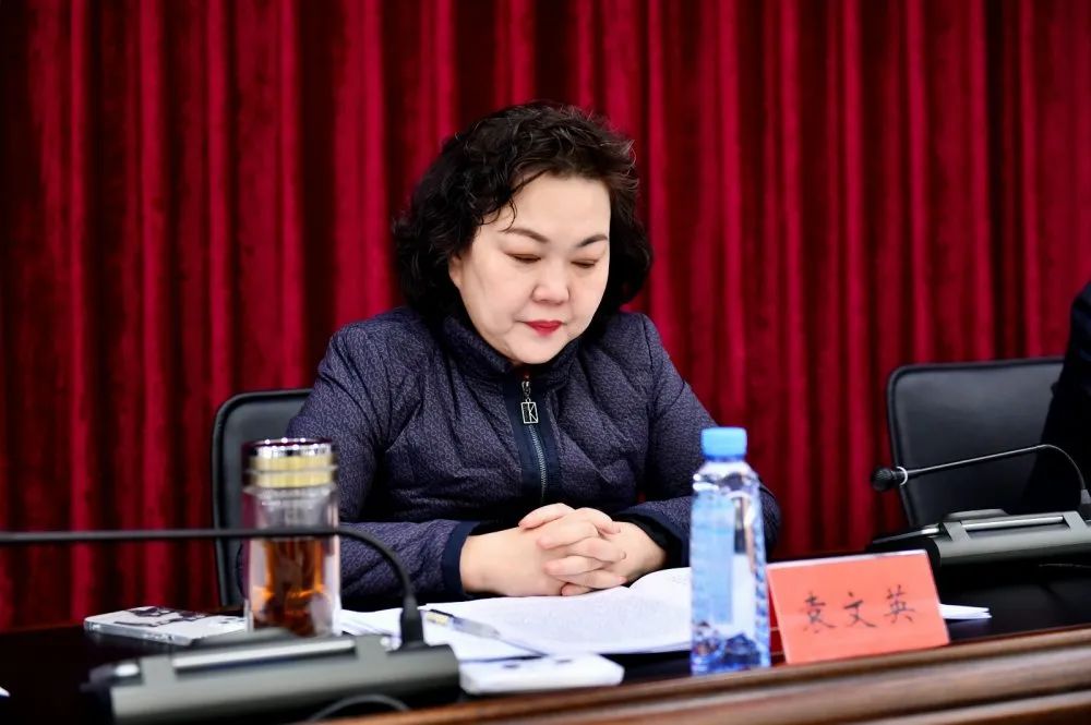 袁文英在讲话中指出,全区上下要凝心聚力,把招商引资和项目建设作为