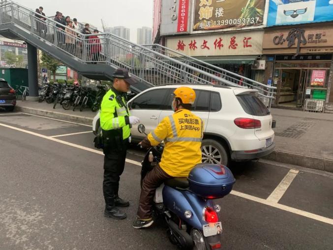 美团送餐小哥抢时间逆行富顺交警这样做