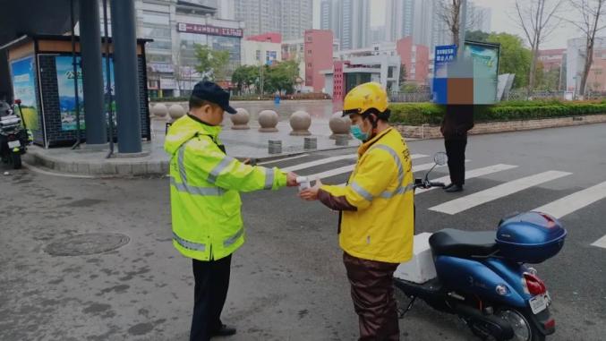 美团送餐小哥抢时间逆行富顺交警这样做