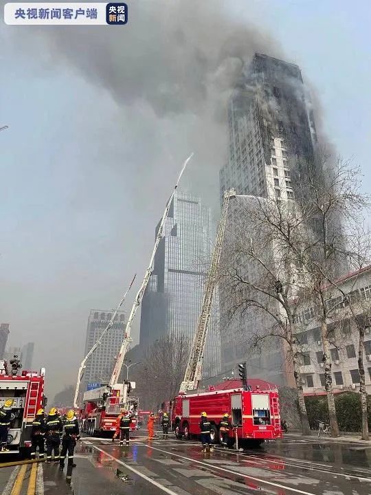 石家莊一高層建築著火燃燒物不斷掉落