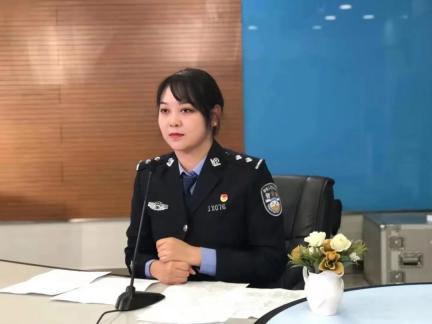 内蒙古广播电视台交通之声邀请包头市公安局交通管理支队的两位警花赵